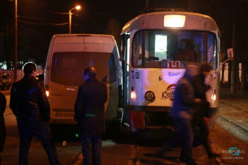 Жуткое ДТП в Днепре: автобус Sprinter влетел в 4 человек (ВИДЕО) - рис. 4