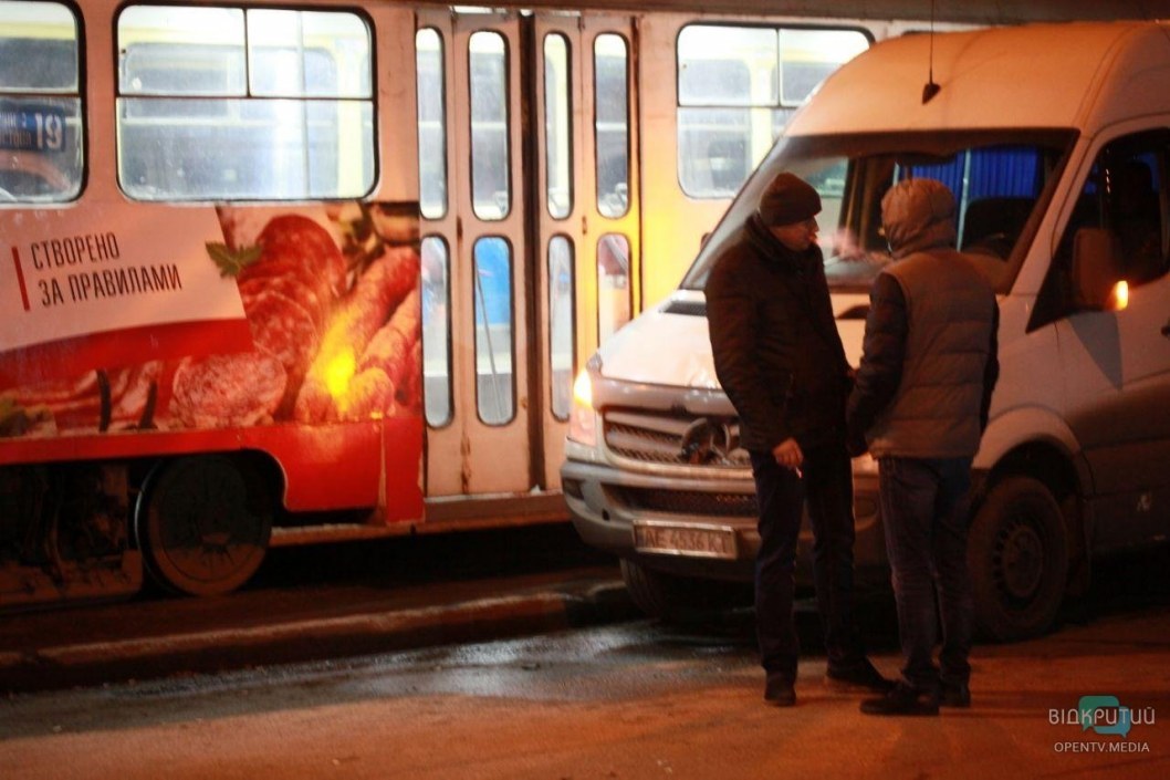 Жуткое ДТП в Днепре: автобус Sprinter влетел в 4 человек (ВИДЕО) - рис. 2