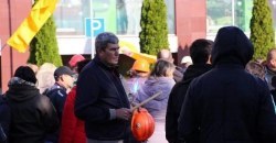 Митингующие возле ПриватБанка заблокировали подъезды к центральному офису (ФОТО) - рис. 5