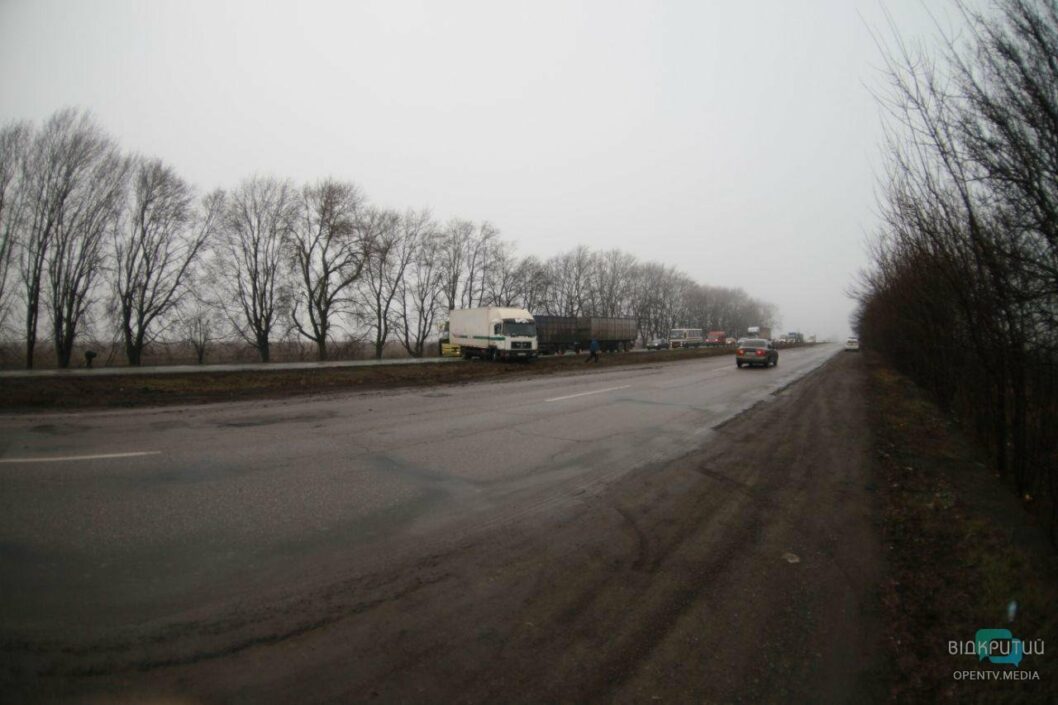 На въезде в Днепр столкнулись грузовик, рейсовый автобус и легковушки: образовалась огромная пробка (ФОТО) - рис. 1