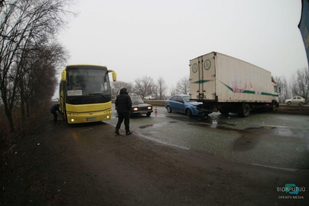 На въезде в Днепр столкнулись грузовик, рейсовый автобус и легковушки: образовалась огромная пробка (ФОТО) - рис. 3