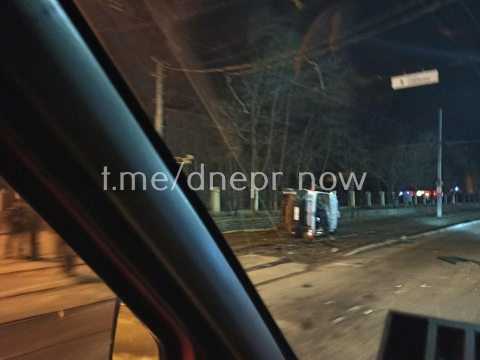 Ночное ДТП: возле танка перевернулась машина скорой (ВИДЕО, ФОТО) - рис. 3