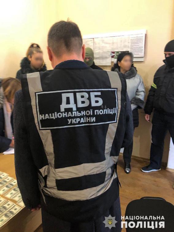 В Днепре женщина из бюро ритуальных услуг пыталась подкупить начальника полиции - рис. 1