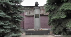 В Днепре памятники борцам за советскую власть и герою СССР будут хранить в трамвайном депо - рис. 7