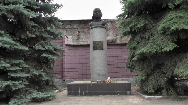 В Днепре памятники борцам за советскую власть и герою СССР будут хранить в трамвайном депо - рис. 1