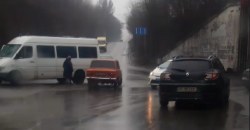 В Днепре на Деземовской столкнулись автомобили: движение затруднено - рис. 20