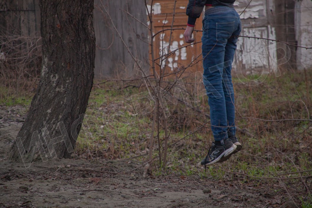В Днепре возле своего дома на дереве повесился подросток (ФОТО) - рис. 1