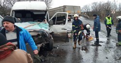 Водителя доставали из ловушки: на Днепропетровщине "Спринтер" врезался в грузовик (ФОТО) - рис. 21
