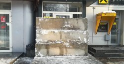 Флешмоб продолжается: очередную "наливайку" в Днепре заблокировали бетонными блоками (ФОТО) - рис. 11