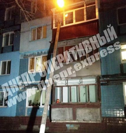 В Днепре фонарный столб упал на балкон квартиры - рис. 1