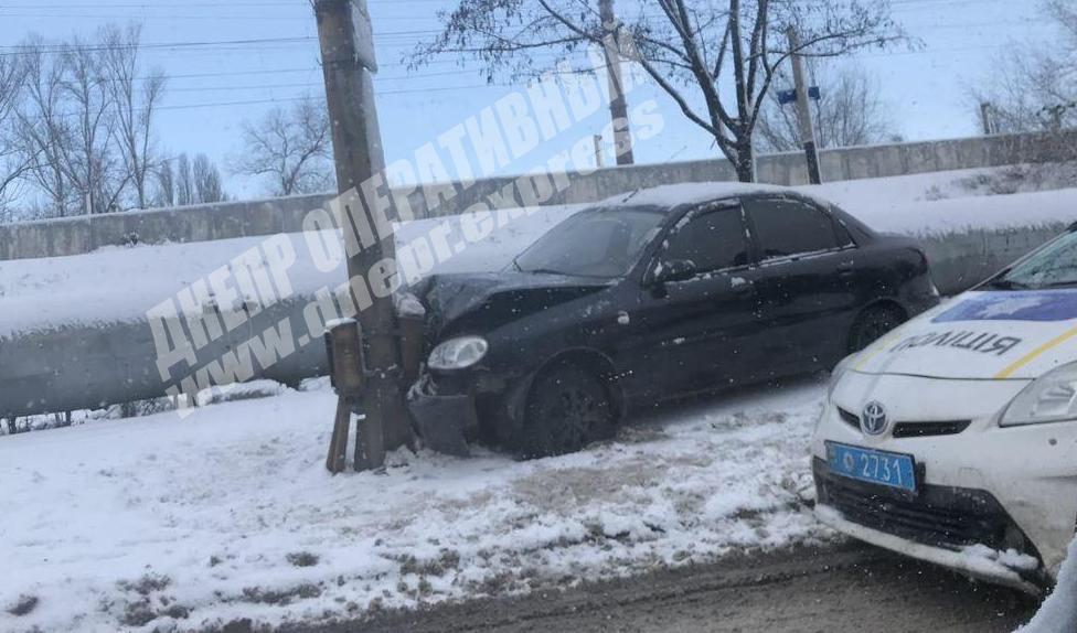 В Днепре на Старом мосту автомобиль Lanos влетел в столб - рис. 1