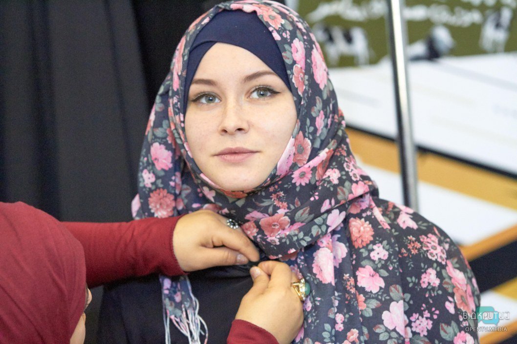 Всемирный день хиджаба: в Днепре все желающие могли примерить мусульманскую одежду - рис. 6