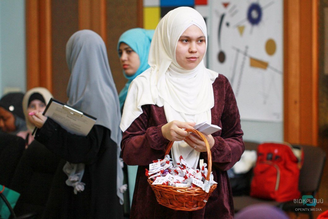 Всемирный день хиджаба: в Днепре все желающие могли примерить мусульманскую одежду - рис. 8