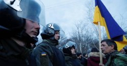 Есть раненые: в Новых Санжарах по автобусу с украинцами из Уханя бросали камни (ВИДЕО) - рис. 5
