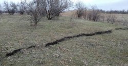В Днепропетровской области земля покрылась трещинами: возможно из-за добычи угля - рис. 13