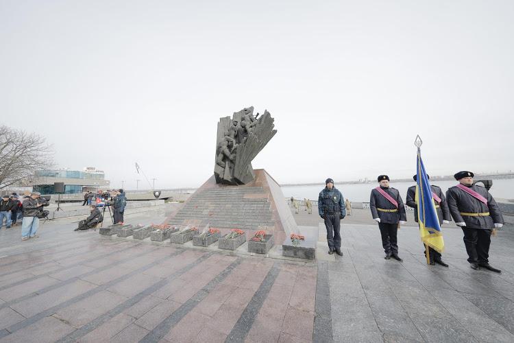 Почтили память: в Днепре горожане возложили цветы к памятнику воинам-интернационалистам - рис. 1