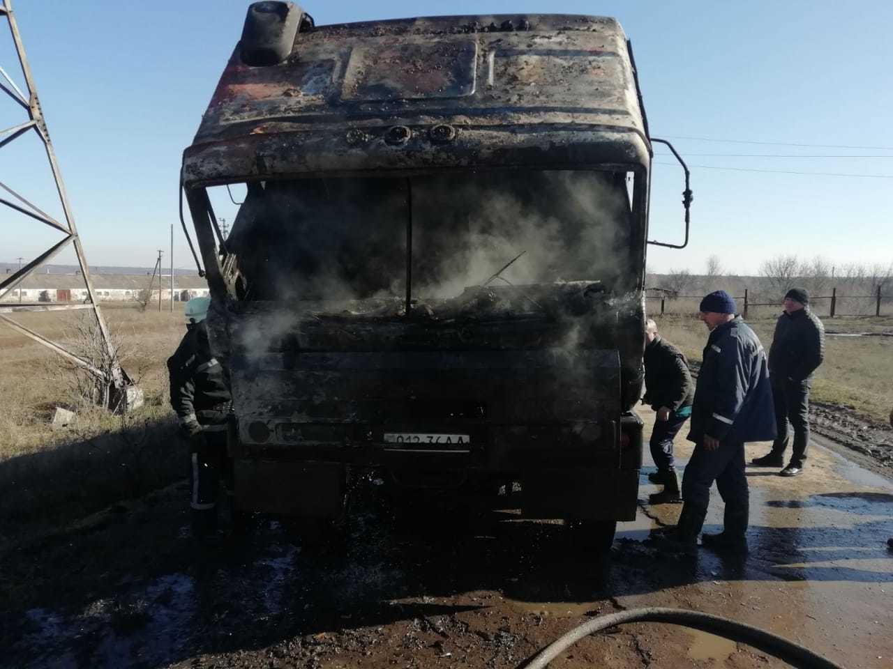 Под Кривым Рогом на ходу загорелся грузовик (ФОТО) - рис. 2