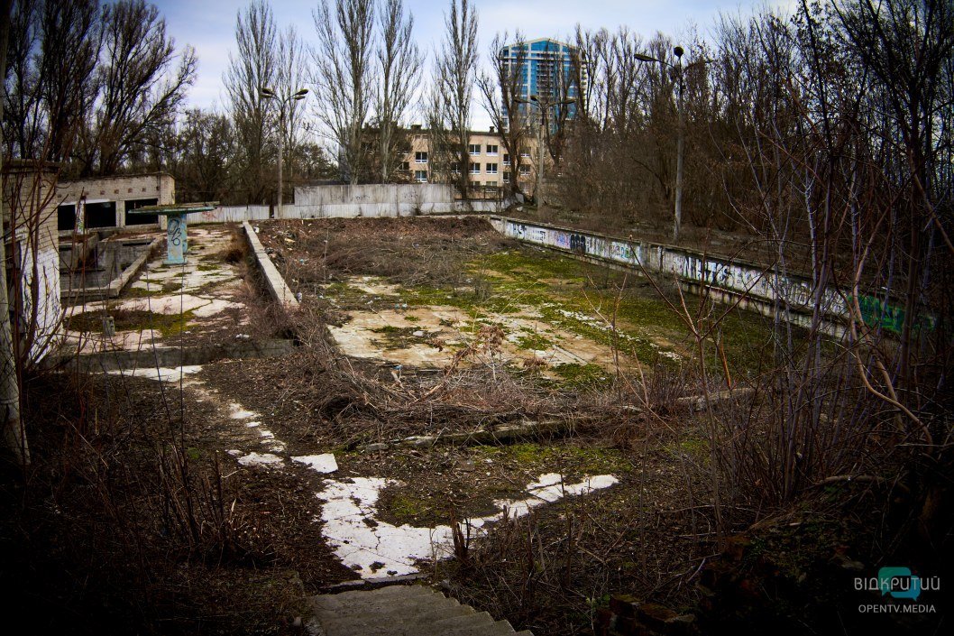 30 лет разрухи: как выглядит заброшенный бассейн-призрак за инфизом в Днепре (ФОТО) - рис. 15