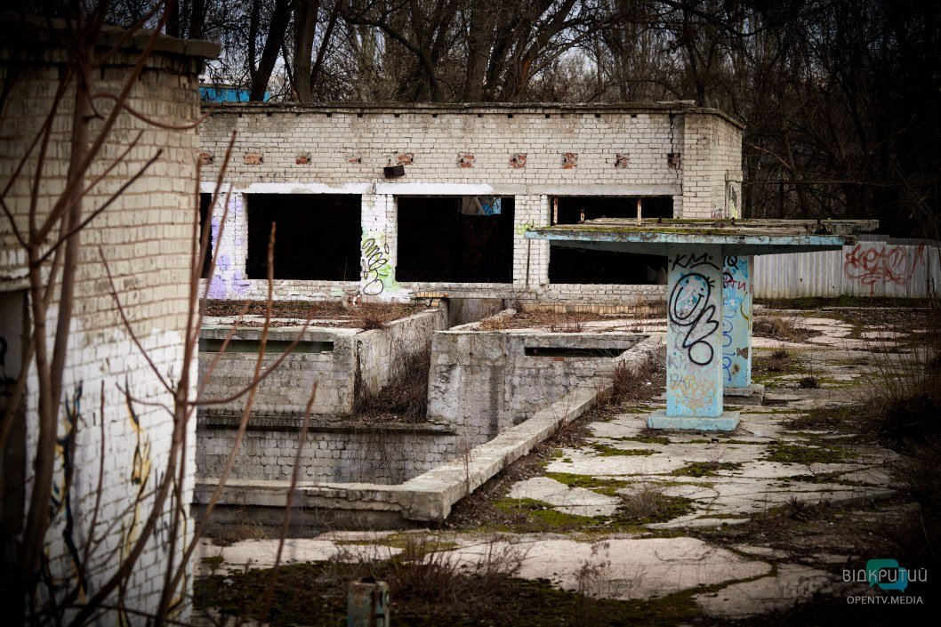 30 лет разрухи: как выглядит заброшенный бассейн-призрак за инфизом в Днепре (ФОТО) - рис. 13