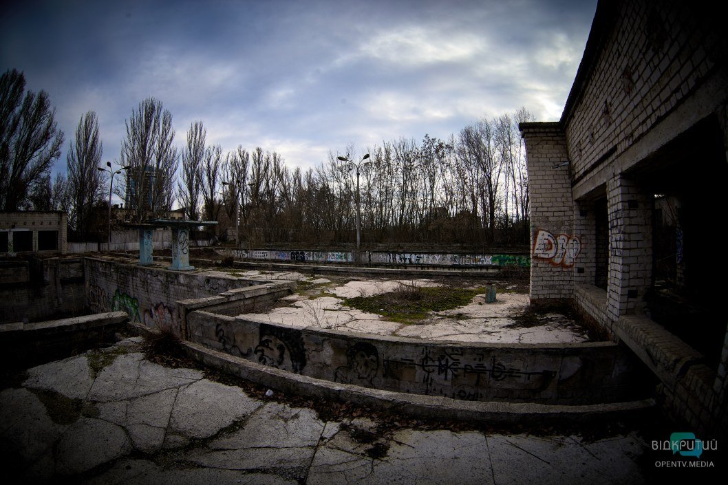 30 лет разрухи: как выглядит заброшенный бассейн-призрак за инфизом в Днепре (ФОТО) - рис. 10