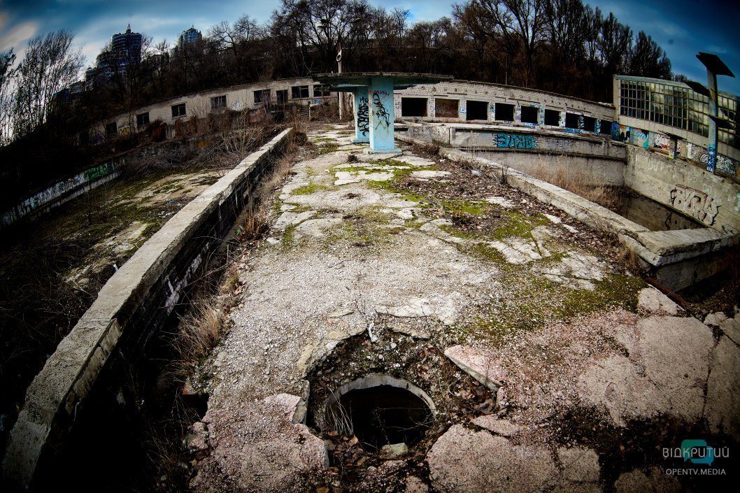 30 лет разрухи: как выглядит заброшенный бассейн-призрак за инфизом в Днепре (ФОТО) - рис. 2
