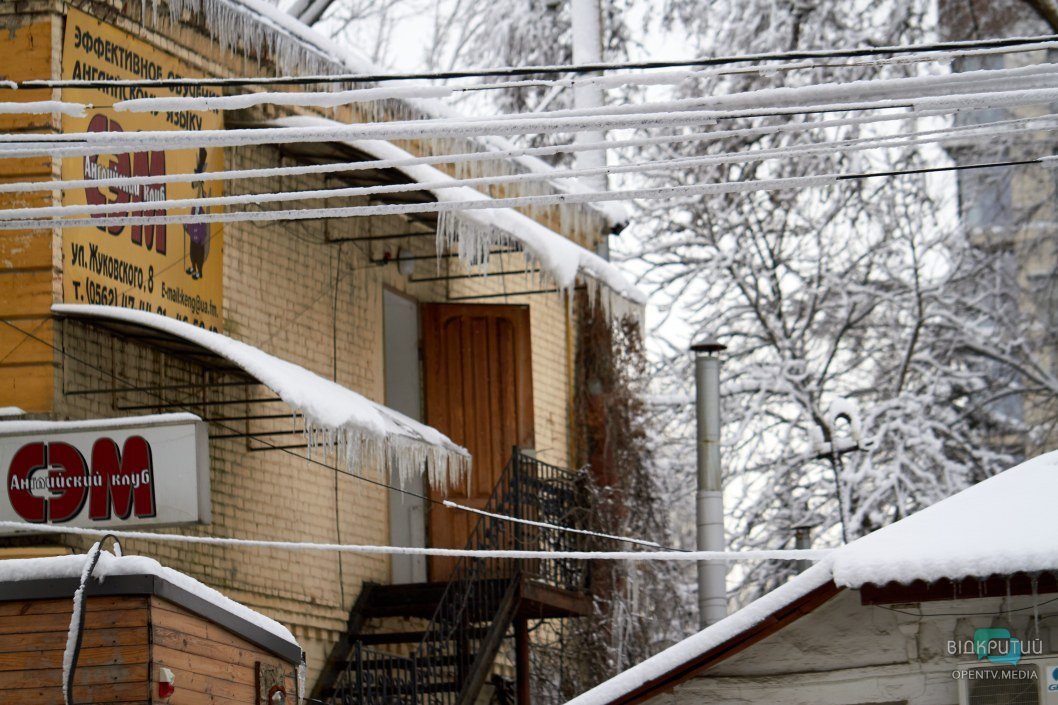 Метровые сосульки и снег на крышах: как выглядят улицы зимнего Днепра сейчас (ФОТО) - рис. 10