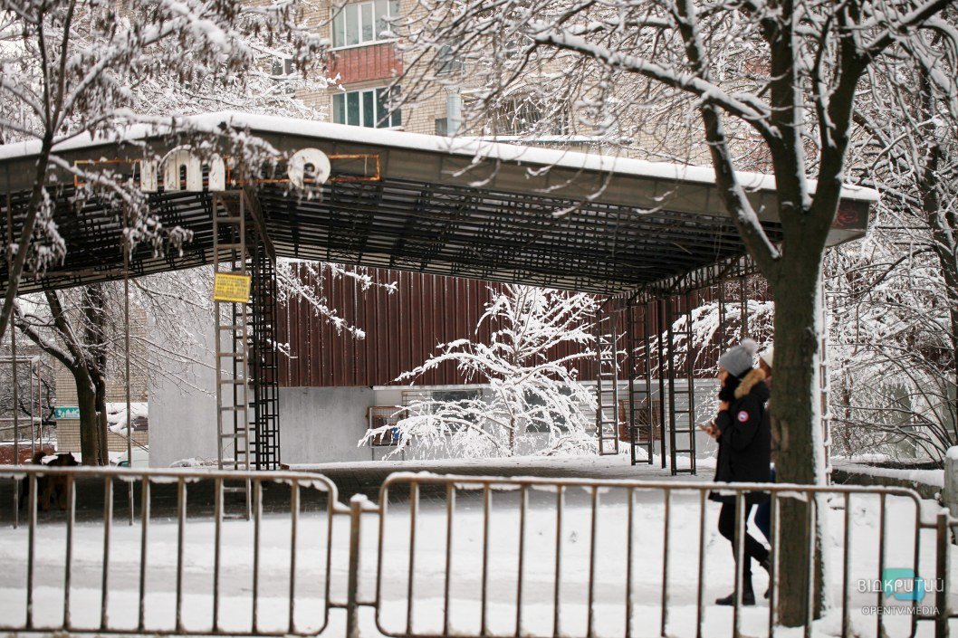 Метровые сосульки и снег на крышах: как выглядят улицы зимнего Днепра сейчас (ФОТО) - рис. 3