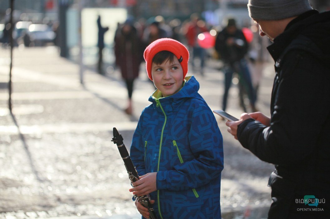 Днепрян на Европейской площади поздравлял юный габоист Трофим (ФОТО) - рис. 1