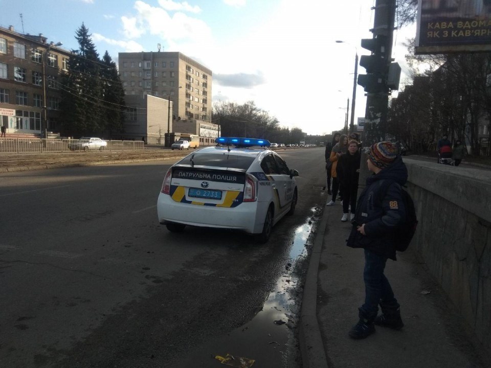 В Днепре на ул. Леонида Стромцова Lexus врезался в ювелирный магазин (ФОТО) - рис. 4