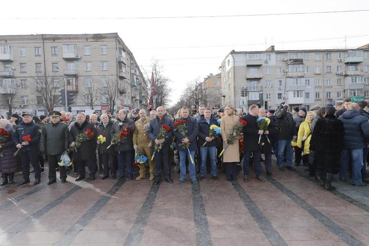 Почтили память: в Днепре горожане возложили цветы к памятнику воинам-интернационалистам - рис. 2