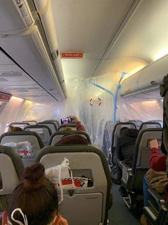 Эвакуация из Уханя: колонна протестующих в Новых Санжарах и первые фото спасенных украинцев (ФОТО, ВИДЕО) - рис. 1