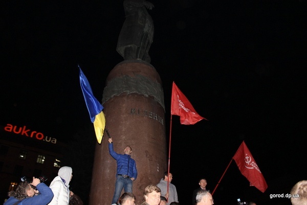 Шесть лет спустя: как в Днепре сносили памятник Ленину (ФОТО) - рис. 1