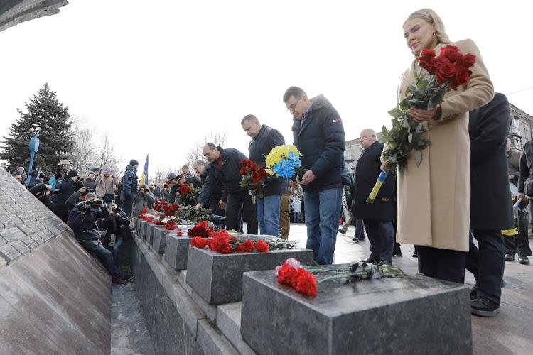 Почтили память: в Днепре горожане возложили цветы к памятнику воинам-интернационалистам - рис. 6
