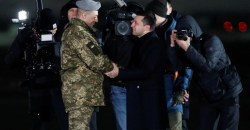 Президент Украины Владимир Зеленский приветствует освобожденных украинских военных
