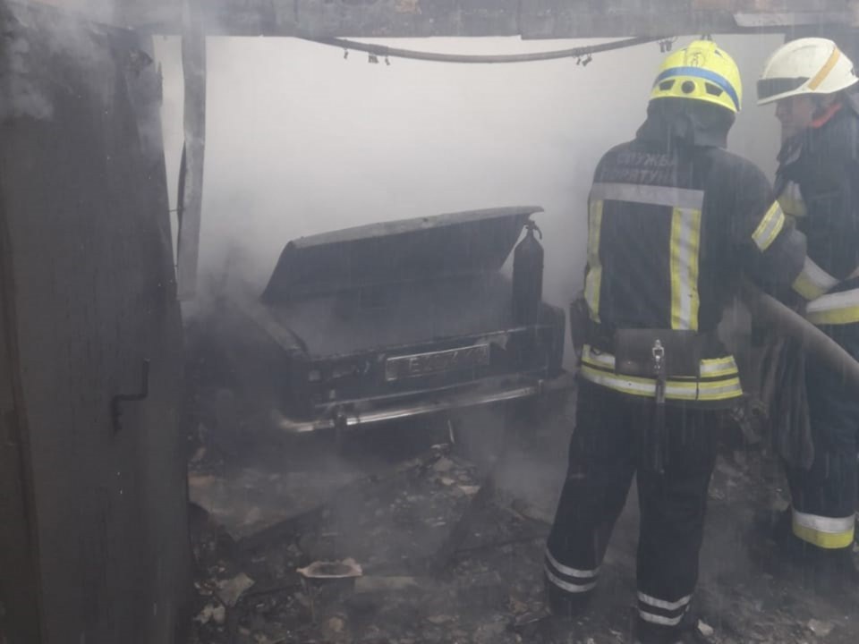Пожар в частном гараже на Исы Мунаева
