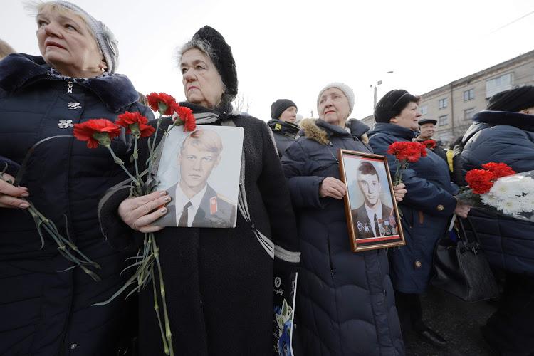 Почтили память: в Днепре горожане возложили цветы к памятнику воинам-интернационалистам - рис. 3