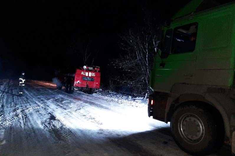 Машины в сугробах, деревопад и поселки без света: спасатели до сих пор ликвидируют последствия прихода настоящей зимы на Днепропетровщине (ФОТО, ВИДЕО) - рис. 7