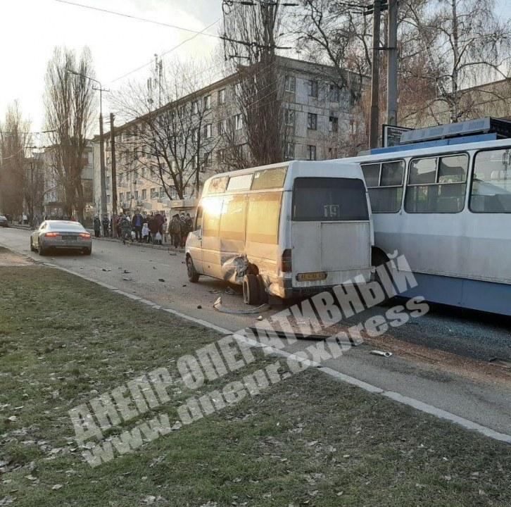 В Днепре на Гагарина легковушка протаранила маршрутку - рис. 3