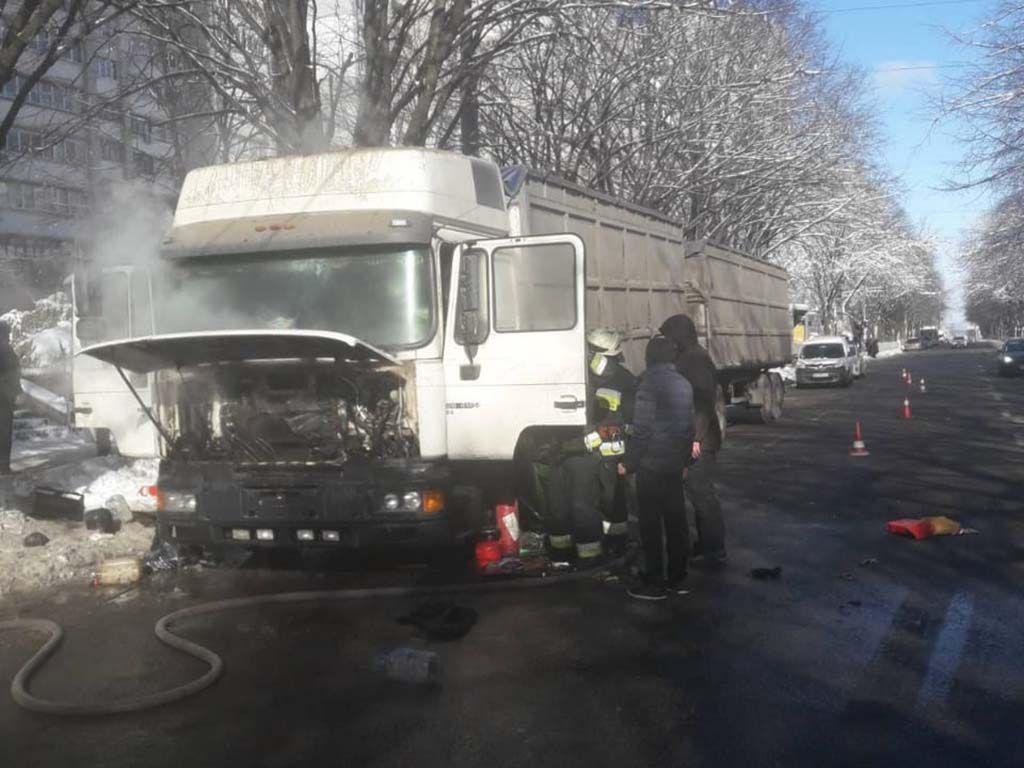 В Днепре на Рабочей загорелся грузовик - рис. 1