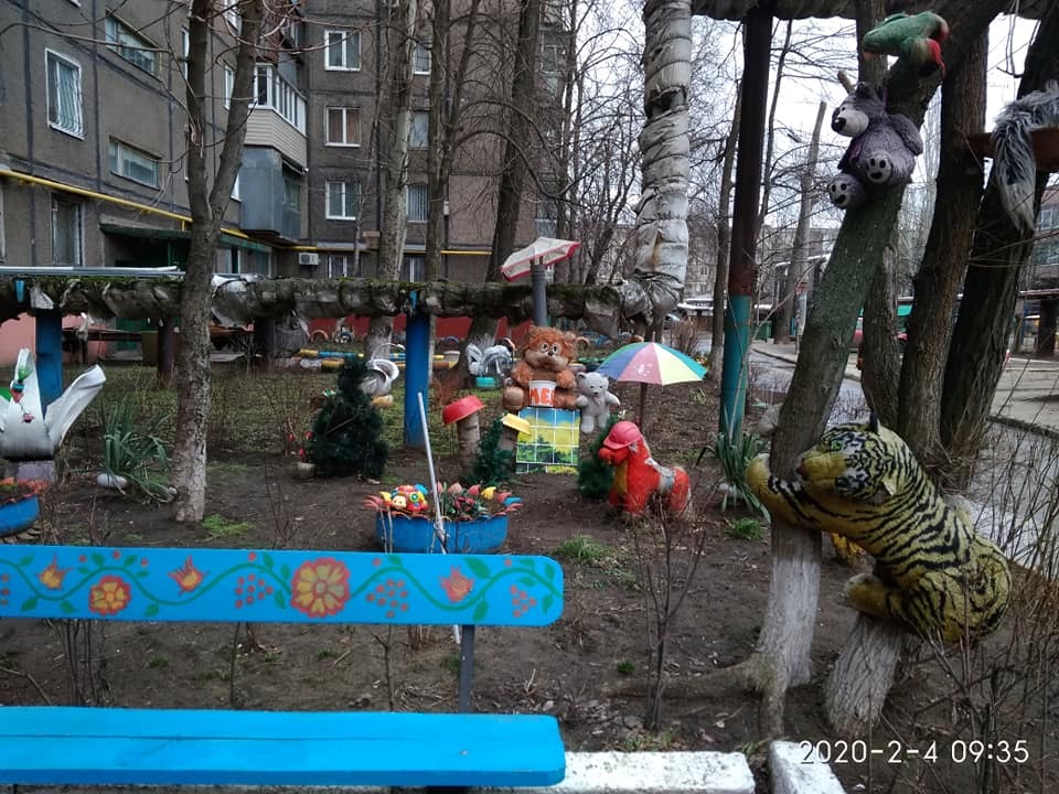 Прямиком из фильма ужасов: на левом берегу жутко украсили двор (ФОТО) - рис. 1