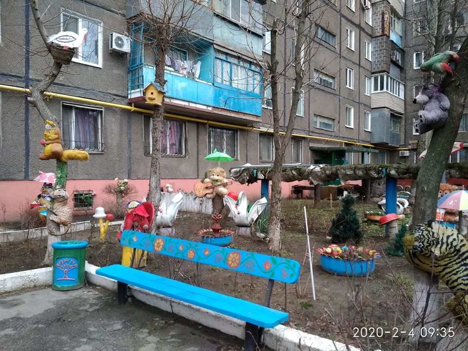 Прямиком из фильма ужасов: на левом берегу жутко украсили двор (ФОТО) - рис. 2