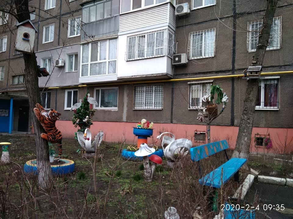 Прямиком из фильма ужасов: на левом берегу жутко украсили двор (ФОТО) - рис. 3