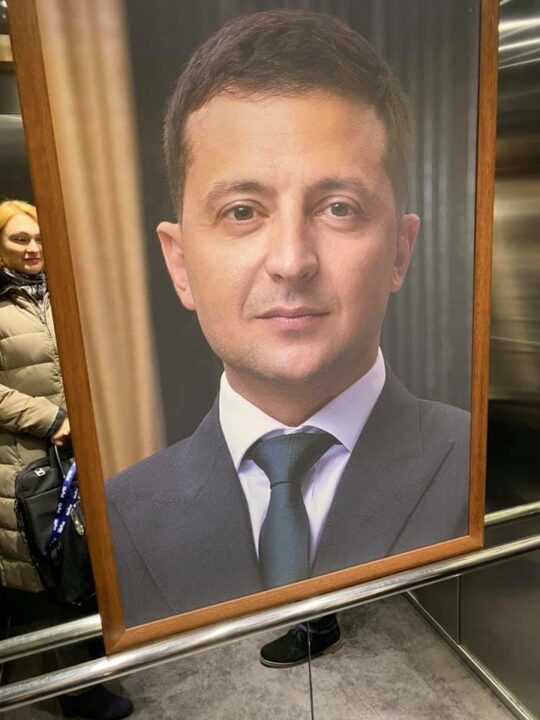В киевских лифтах стали вешать портреты Зеленского (ФОТО) - рис. 1