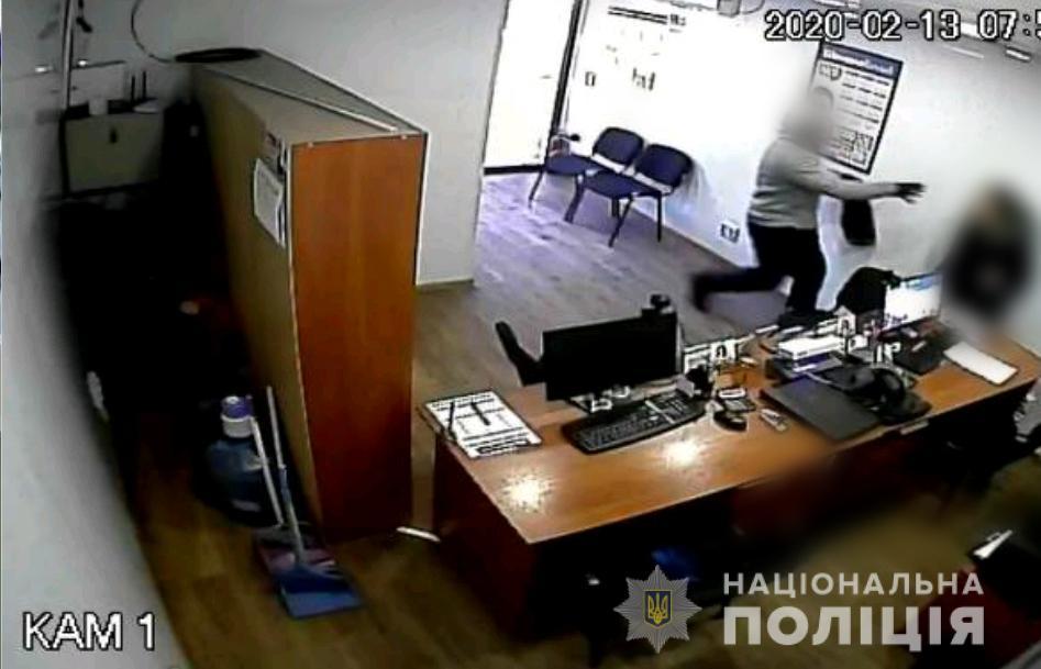 Как в боевике: в Новомосковске мужчина с пистолетом ограбил "кредиторов" - рис. 1