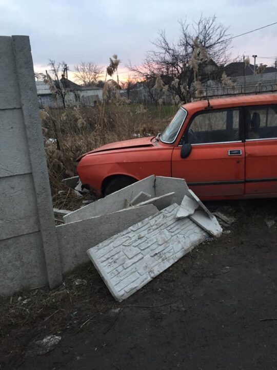 Заберите машину: на Левобрежном кто-то сбил бетонный забор и бросил авто (ФОТО) - рис. 1