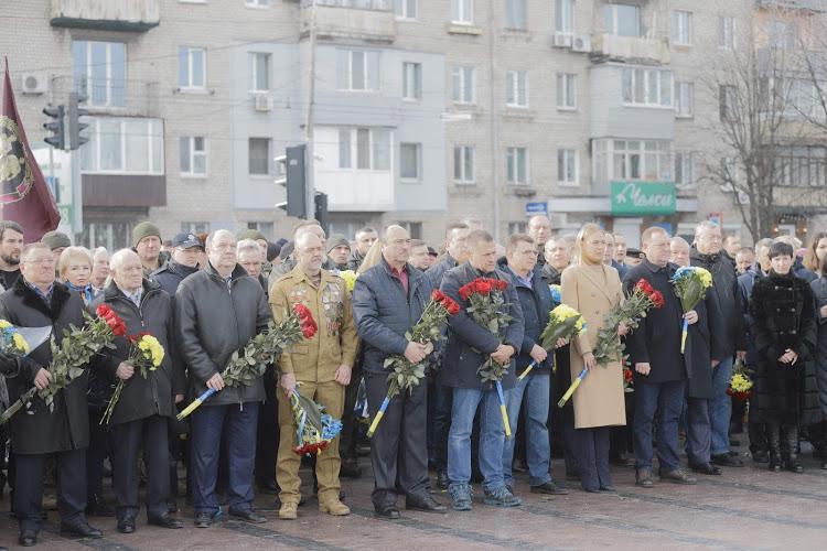 Почтили память: в Днепре горожане возложили цветы к памятнику воинам-интернационалистам - рис. 4
