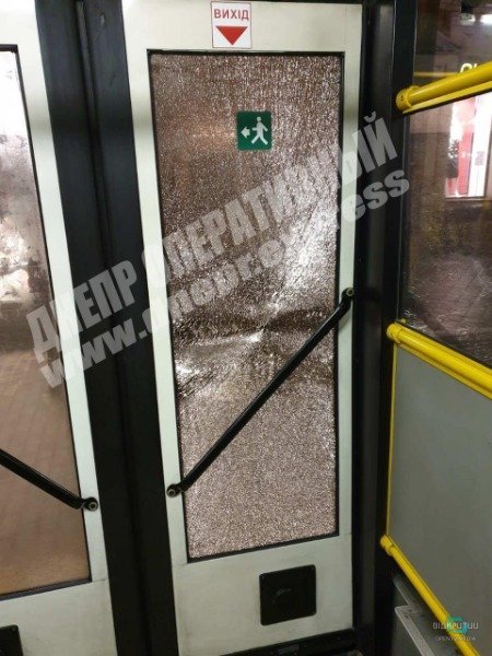 Что за люди: в Днепре вандалы разбили окно в новом троллейбусе (ФОТО) - рис. 1
