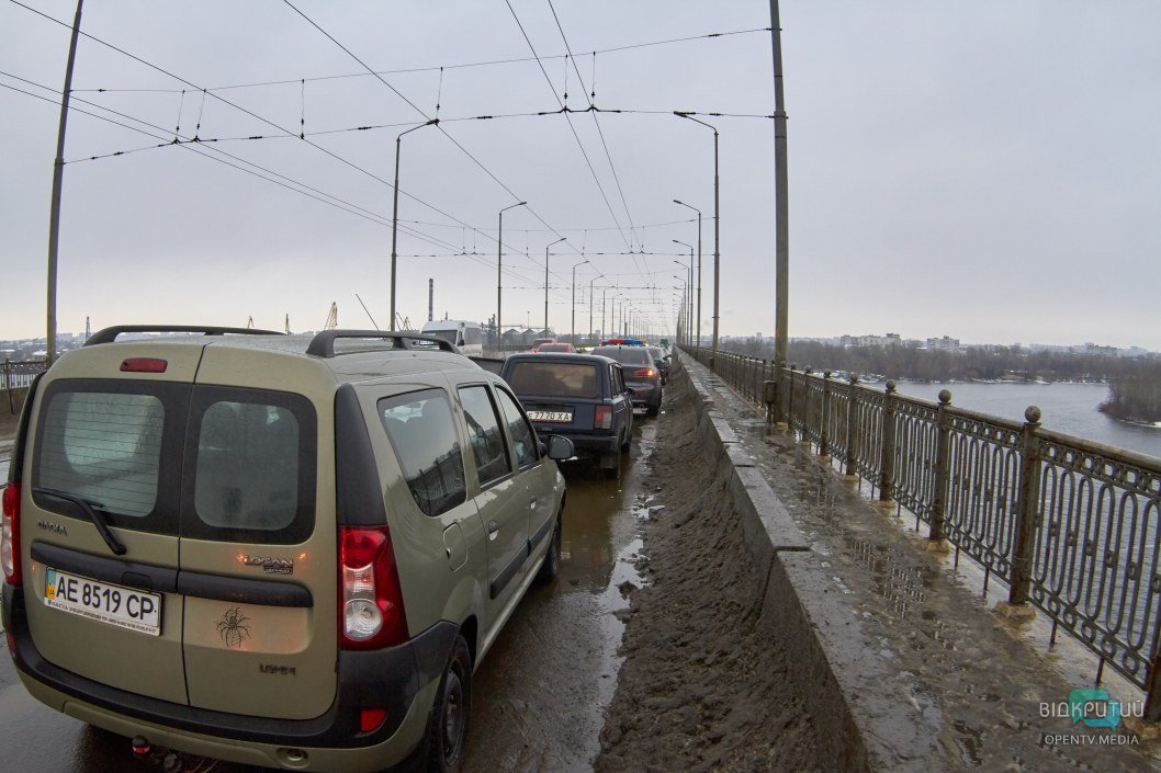 Старый мост парализован: в Днепре произошло ДТП с 3 авто (ФОТО) - рис. 2