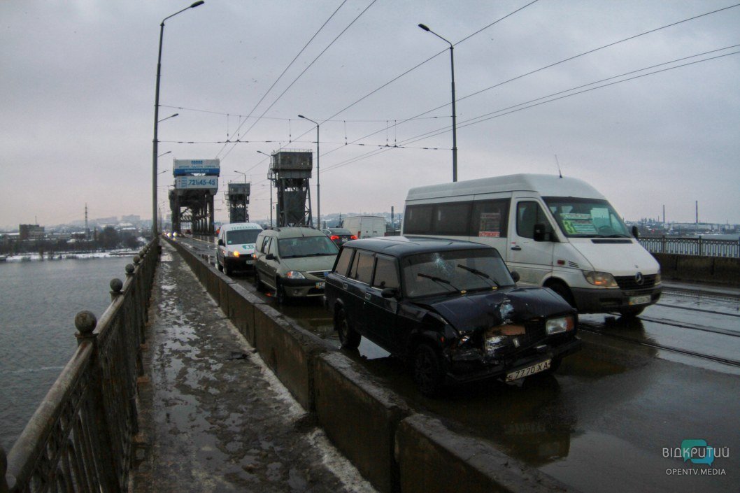 Старый мост парализован: в Днепре произошло ДТП с 3 авто (ФОТО) - рис. 1