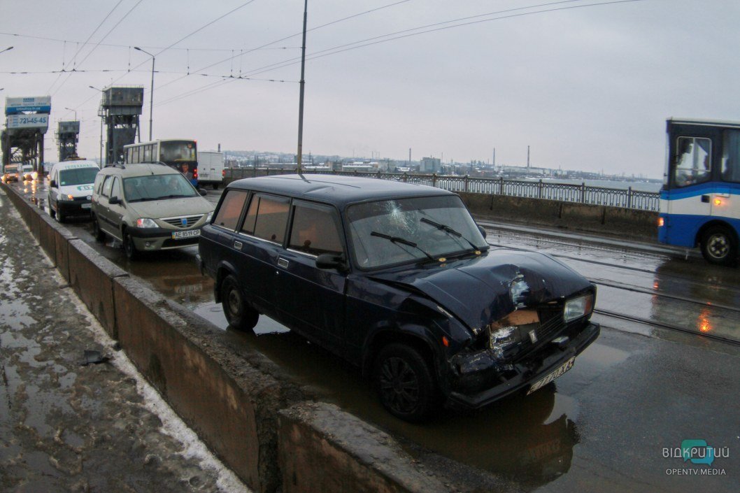 Старый мост парализован: в Днепре произошло ДТП с 3 авто (ФОТО) - рис. 3
